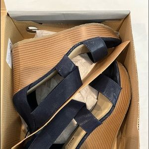 Kenneth Cole Reaction,
Size 9, Navy Blue Marine
Armada.